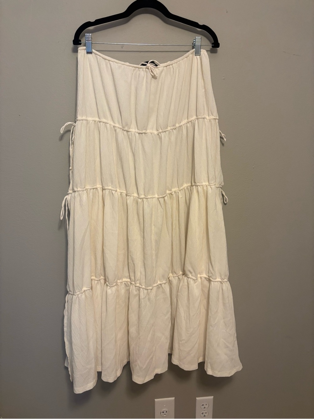 White Fox Pretty Thing Cream Maxi Skirt M NWT - Picture 2 of 4